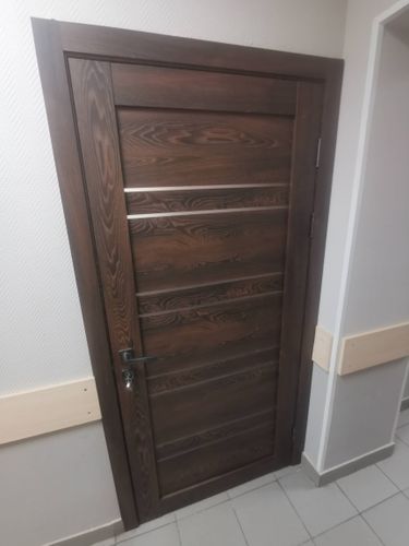 Установлен замок в деревянную дверь: выполнено точное сверление, вырезано гнездо, закреплены механизмы, проверена функциональность. Завершено аккуратно, без повреждений поверхности.