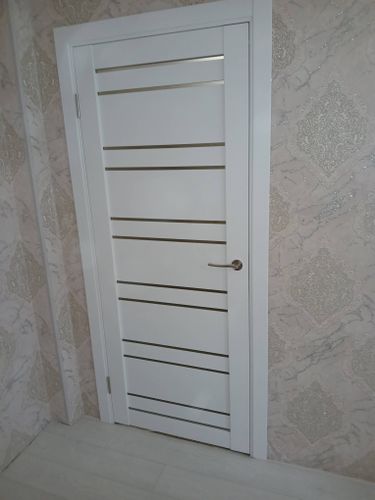 Установлена новая створка, закреплены петли, врезан замок, прикреплена ручка, отрегулирована конструкция, выполнена отделка проема, обеспечена плавная работа.