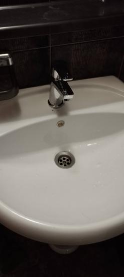 Проведена замена картриджа, устранена протечка, восстановлена герметичность соединений, проверена работа всех элементов, выполнена очистка от налета, обеспечена плавность хода рычага.