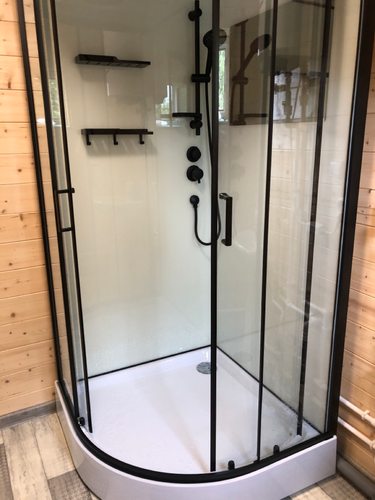 Установлено ограждение, подключены водопроводные коммуникации, смонтированы панели, закреплены дверцы, проверена герметичность, подключены форсунки, настроены функции, протестирована система.