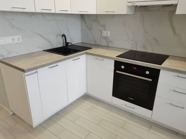 Под раковиной закреплено устройство для переработки остатков пищи, подключено к водопроводу и электричеству, проверено функционирование, устранены возможные протечки, обеспечена надежность.