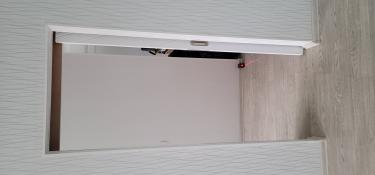 Выполнен монтаж раздвижной конструкции: установлены направляющие, закреплена створка, проверена плавность хода, отрегулированы механизмы, обеспечена надежная фиксация, завершены отделочные работы.