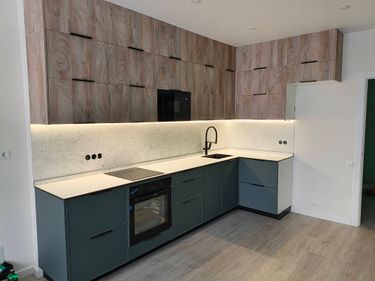 Установка стеновой панели HPL Демонтаж плинтуса столешницы без сохранения