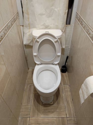 Проведена замена сливного механизма, устранены протечки, обновлены крепления, проверена герметичность соединений, очищена поверхность, восстановлена функциональность сантехники.