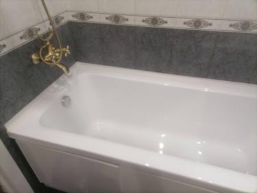 Швы вокруг ванны очищены и обработаны, нанесён новый герметик, обеспечивающий защиту от влаги и предотвращение протечек. Поверхность выглядит аккуратно и эстетично.