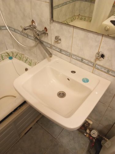 Выполнена замена кранбуксы в смесителе. Удалены старые детали, установлены новые элементы. Проверена герметичность соединений, восстановлена подача воды, устранены протечки.