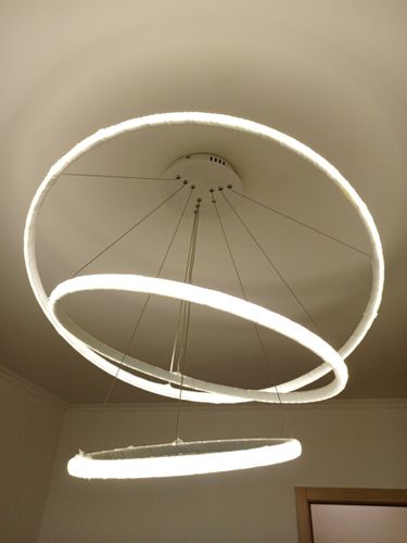 Установлено новое световое устройство, подключены провода, закреплено на потолке, проверена работоспособность, обеспечено равномерное освещение, выполнена настройка высоты подвеса.