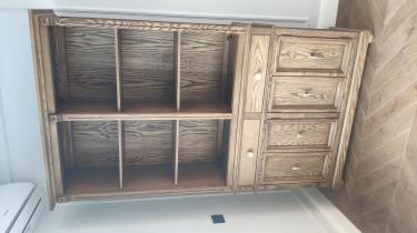 Изготовлен и установлен деревянный шкаф с полками и дверцами, тщательно закреплены все элементы, обеспечена устойчивость конструкции.