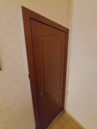 Выполнена установка замка в деревянную дверь. Проведены работы по вырезанию отверстия, монтажу механизма, закреплению ручки и проверке функционирования. Всё работает исправно.