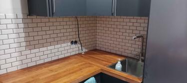 Проведена установка новой розетки на кухне. Выполнено подключение проводов, подготовлено место в стене, обеспечена надежная фиксация. Работы завершены аккуратно и безопасно.