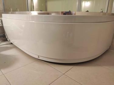 Установлено оборудование с гидромассажем, подключены коммуникации, герметизированы стыки, проверена функциональность всех систем, закреплены панели, проведено тестирование работы.