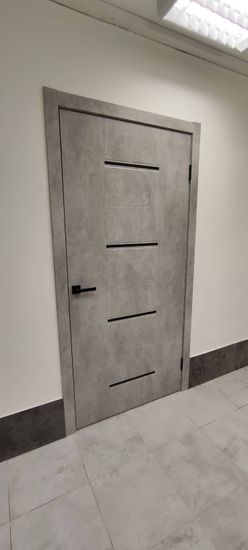 Выполнена установка замка в дверь: вырезано отверстие, закреплен механизм, установлена ручка. Проверена работоспособность, обеспечена плавность закрывания.