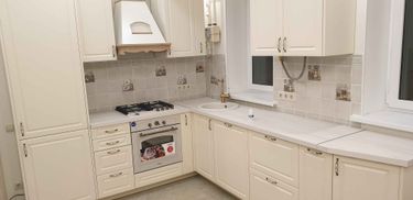 Выполнен точный распил и установка кухонной поверхности, обеспечивающие идеальную подгонку и стыковку. Обновленный интерьер гармонично сочетается с остальными элементами кухни.