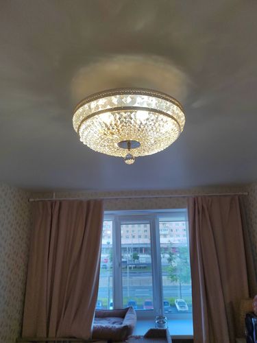 Установлено новое потолочное освещение, заменив старое. Подключены провода, закреплено основание, проверена работоспособность. Светильник гармонично вписался в интерьер комнаты.