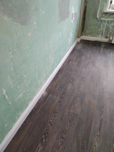 Монтаж полиуретанового/дюрополимерного/полистиролового плинтуса