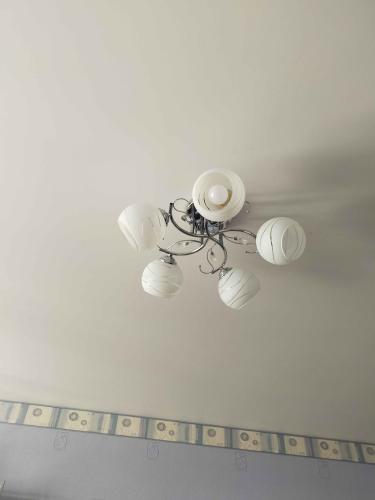 Установлена новая люстра, подключены провода, закреплено основание на потолке, проверена работоспособность, лампы вставлены, элементы конструкции выровнены, обеспечена надежность крепления.