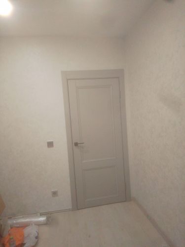 Установлена деревянная створка, закреплены петли, врезана ручка, отрегулирована фурнитура, выровнена коробка, зазоры устранены, обеспечена плавность закрывания, завершена отделка откосов.