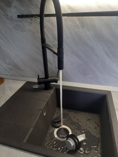 Установлен новый кран в ванной комнате, подключены трубы, проверена герметичность соединений, обеспечен стабильный поток воды, устранены протечки, обновлён внешний вид сантехники.