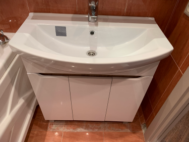 Проведена замена кранбуксы: сняты старые элементы, установлены новые детали, проверена герметичность соединений, восстановлена функциональность смесителя.