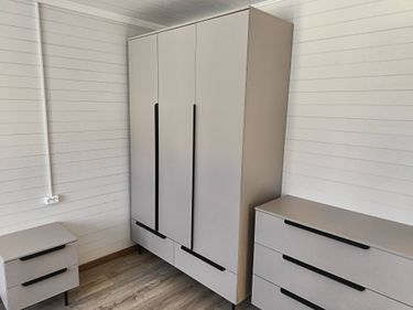 Собран новый комод: установлены ящики, прикреплены ручки, закреплены боковые панели, проверена устойчивость, выровнены фасады, отрегулированы направляющие, обеспечена плавность закрытия.