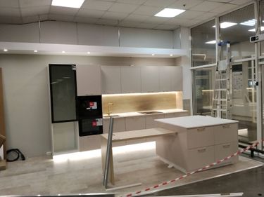 Сборка и установка кухонного каркаса Установка столешницы из искусственного камня Шлифовка каменной столешницы