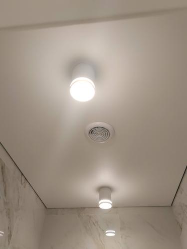 Установлен воздуховод с решеткой на потолке, обеспечивающий свежий поток воздуха. Завершены работы по интеграции системы в интерьер помещения, сохраняя эстетичный вид.