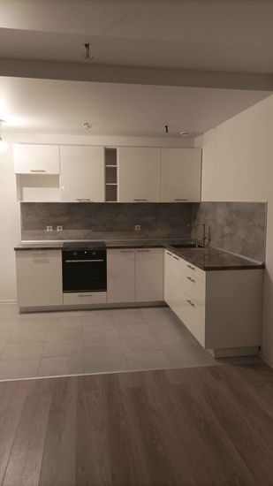 Установлены шкафы, закреплены фасады, смонтирована столешница, подключена техника, установлены ручки, выполнена подгонка и выравнивание всех элементов, подключены коммуникации.