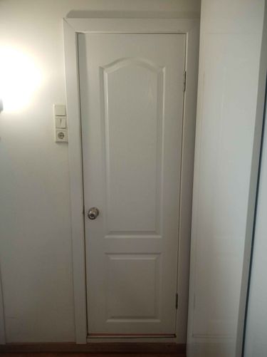 Установлено новое дверное полотно, выполнено крепление петель, врезка замка, выравнивание конструкции. Обновлённый элемент гармонично вписан в интерьер, обеспечивая плавное функционирование.