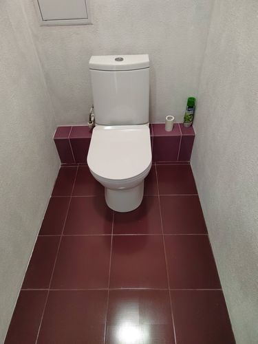 Установлен новый бачок, подключены коммуникации, проверена герметичность, проведена настройка механизма слива, выполнена уборка рабочего места, обеспечена функциональность системы.