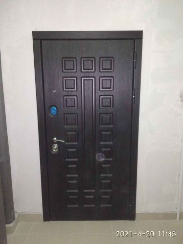 Установлена металлическая дверь: закреплена рама, навешено полотно, вмонтированы замки и ручка, проверена герметичность и плавность открывания, выполнена отделка откосов.