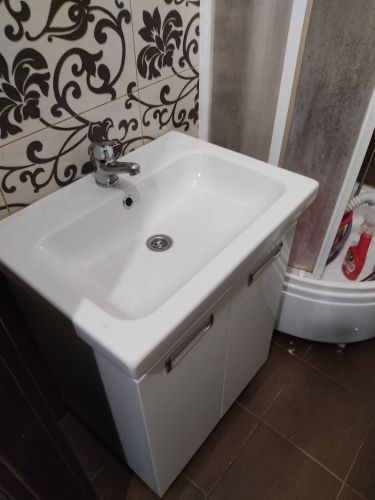 Установлен новый кран на раковину, подключены водопроводные трубы, проверена герметичность соединений, удалён старый смеситель, проведена очистка рабочей зоны, проверена функциональность.