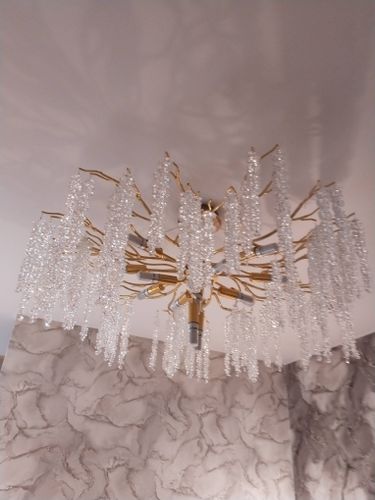 Установлено новое осветительное устройство, закреплено на потолке, подключено к электросети, проверена работоспособность, обеспечено надежное крепление и безопасное подключение.