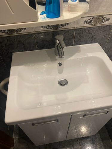 Установлена новая раковина, подключены водопровод и слив, закреплен смеситель, проверена герметичность соединений, выполнена чистовая отделка, обеспечена функциональность и эстетика.