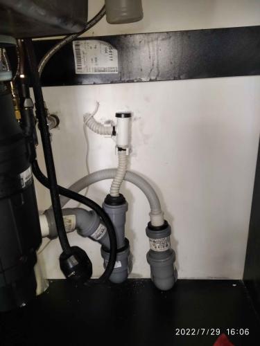 Проведена замена поврежденных участков, установлены новые соединения, герметизация стыков, проверка на утечки, восстановление функциональности системы.