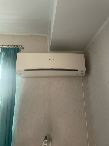 Установлен новый компрессор, подключены все необходимые элементы, проверена герметичность системы, заправлен хладагент, протестирована работа устройства, восстановлена функциональность.