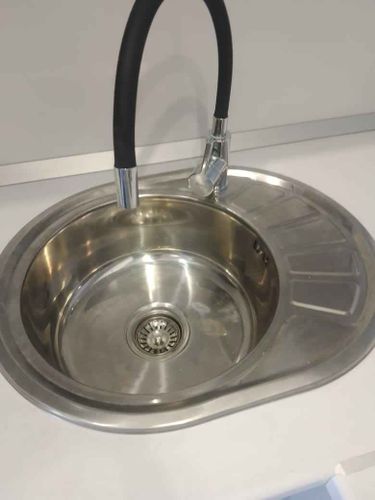 Установлен новый кран, подключены трубы, проверена герметичность соединений, удалены старые детали, очищено рабочее пространство, протестирована подача воды, устранены протечки.