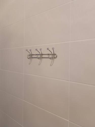 Изображение демонстрирует завершённую работу: установлена новая декоративная панель на металлическую дверь, обеспечивающая обновлённый внешний вид и повышенную защиту.