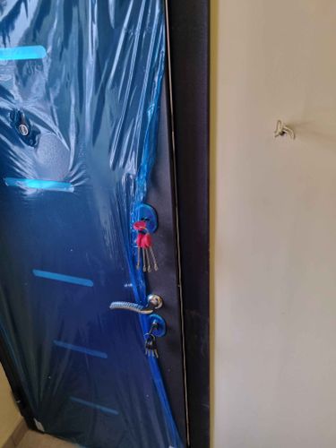 Установлена новая металлическая дверь с замком и ручкой. Проведены работы по закреплению конструкции в проеме, обеспечена надежная фиксация и герметичность. Установлены ключи.