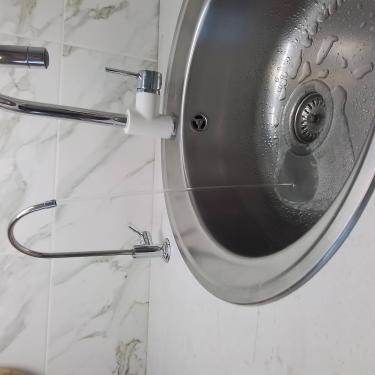 Установка проточного фильтра под мойку