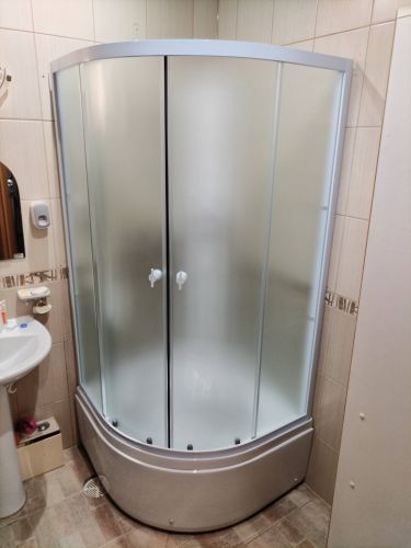 Установлена новая душевая конструкция: закреплены панели, подключены водопроводные коммуникации, герметизированы швы, проверена работа дверей, проведено тестирование на утечки.