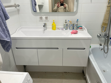 Установлен новый кран на раковину, подключены водопроводные трубы, проверена герметичность соединений, обеспечена надежная фиксация, выполнена чистовая отделка поверхности.