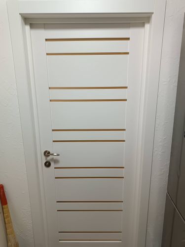 Изделие установлено, закреплены направляющие, смонтированы петли, вставлены панели, проверена функциональность, отрегулированы элементы, обеспечена плавность движения, завершена отделка.