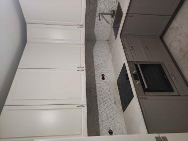 Установлена новая поверхность из искусственного камня, идеально подогнанная по размерам, с вырезами для варочной панели и мойки, обеспечена надежная фиксация и герметизация швов.