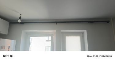 Установлен карниз над окном, закреплён светильник на потолке, проведена замена лампы.