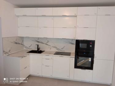 Подготовлены отверстия в стене для установки подрозетников, выполнены точные замеры, обеспечена надежная фиксация, проведена аккуратная обработка краев, удалены остатки пыли и мусора.