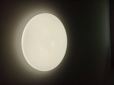 Закреплен осветительный прибор на потолке, подключены провода, проверена работа, обеспечено равномерное свечение. Установлено надежно, без видимых дефектов, светильник функционирует корректно.