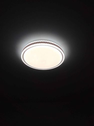 В потолке смонтирован светильник, подключены провода, обеспечено надежное крепление, проверена работоспособность, настроено равномерное освещение, завершена чистовая отделка поверхности.