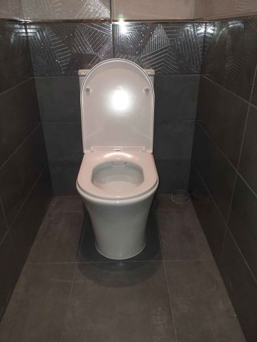 Установлен новый напольный унитаз, произведена замена старых креплений, подключена система слива, проверена герметичность соединений, выполнена регулировка крышки и сиденья, проведена уборка.