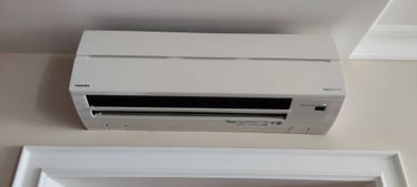 Проведена очистка фильтров, устранение загрязнений, дезинфекция внутренних элементов, проверка дренажной системы, восстановление работоспособности, улучшение циркуляции воздуха.