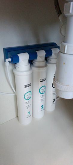 Установка проточного фильтра под мойку